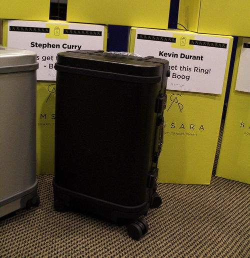 豪爽考辛斯底薪簽約不忘送禮，4600元智能行李箱見證勇士兄弟情